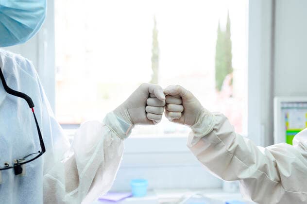 Creative Highlights Symbolbilder Anonymous doctors in uniforms greeting each other with high five at work in hospital, Model released Copyright: xMiguelxAngelxPartidox MR