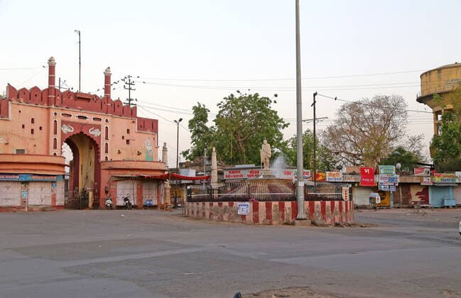 India: Weekend curfew due to COVID pandemic in Rajasthan View of deserted gandhi market during weekend curfew imposed by government amid surge in coronavirus cases across the country, in Beawar. Beawar Rajasthan India Copyright: SumitxSaraswat