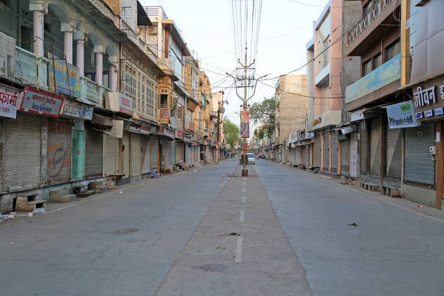 India: Weekend curfew due to COVID pandemic in Rajasthan A view of deserted market during weekend curfew imposed by government amid surge in coronavirus cases across the country, in Beawar. Beawar Rajasthan India Copyright: SumitxSaraswat