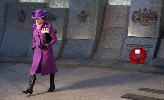 Bilder des Jahres 2021, Entertainment 04 April Entertainment Themen der Woche KW16 Entertainment Bilder des Tages . 25 04 2021. London, United Kingdom. Princess Anne, Princess Royal and Sir Tim Laurence attend a Dawn Service at the Australian war memorial in London, to commemorate Anzac Day.  xPoolx xi-Imagesx IIM-22138-0005