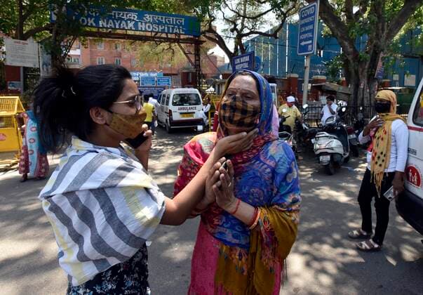 NEW DELHI, INDIA APRIL 25: Family members of a Covid-19 patient request for oxygen support, outside Lok Nayak Jai Prakash (LNJP) hospital, on April 25, 2021 in New Delhi, India. (Photo by Sanjeev Verma Hindustan Times ) Daily Life Amid Coronavirus Pandemic In India