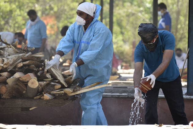 NOIDA, INDIA APRIL 25: Relatives of a Covid-19 victim perform the last rites, at a crematorium, in Sector 94, on April 25, 2021 in Noida, India. (Photo by Sunil Ghosh Hindustan Times ) Covid Death Toll Continues To Rise In India