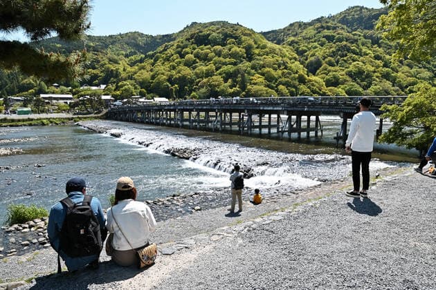 Pedestrians wearing face masks walk at Togetsukyo Bridge in Kyoto, Japan on Sunday, April 25, 2021. Tokyo,Osaka, Kyoto and Hyogo prefectures entered a new state of emergency for COVID-19 on April 25 through May 11.  TKP2021042514 KEIZOxMORI