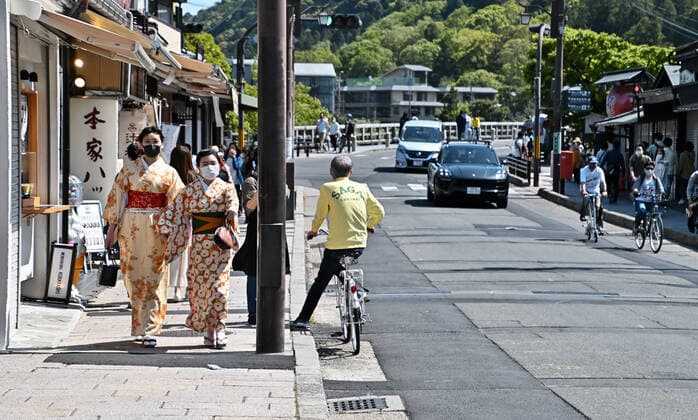 Pedestrians wearing face masks walk at Arashiyama in Kyoto, Japan on Sunday, April 25, 2021. Tokyo, Osaka, Kyoto and Hyogo prefectures entered a new state of emergency for COVID-19 on April 25 through May 11.  TKP2021042517 KEIZOxMORI
