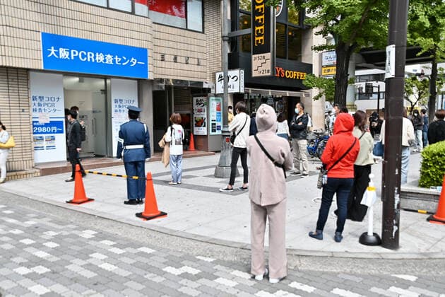 People make line for PCR (polymerase chain reaction) COVID test in Osaka Osaka, Japan on on Sunday, April 25, 2021. Tokyo, Osaka, Kyoto and Hyogo prefectures entered a new state of emergency for COVID-19 on April 25 through May 11.  TKP2021042505 KEIZOxMORI