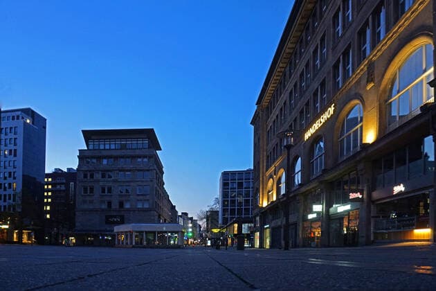 Öffentlicher Stillstand während der Ausgangssperre Ausgangssperre in Essen ab 22 Uhr bis 5 Uhr am Morgen. Impressionen aus der Innenstadt mit leeren Straßen und Plätzen Essen Nordrhein-Westfalen Deutschland Innenstadt