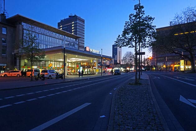 Öffentlicher Stillstand während der Ausgangssperre Ausgangssperre in Essen ab 22 Uhr bis 5 Uhr am Morgen. Impressionen aus der Innenstadt mit leeren Straßen und Plätzen Essen Nordrhein-Westfalen Deutschland Innenstadt