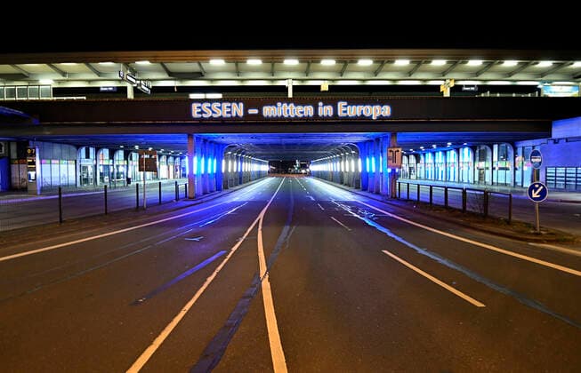 INFEKTIONEN CORONA-ANSTECKUNG MUND-UND NASENSCHUTZ CORONA -REGELN LOCKDOWN 3 CORONA- IMPFZENTRUM SCHUTZIMPFUNG Nächtliche Ausgangssperre im Zuge der anhaltenden Pandemie.Der Menschenleere Busbahnhof mit dem Schriftzug ESSEN- mitten in Europa am Essener Hauptbahnhof ( HBF ),Essen,Stadt im Ruhrgebiet im Bundesland Nordrhein-Westfalen ( NRW ),fotografiert am 25.04.2021. Â
