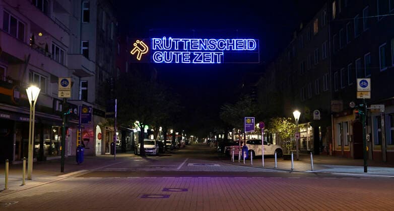 INFEKTIONEN CORONA-ANSTECKUNG MUND-UND NASENSCHUTZ CORONA -REGELN LOCKDOWN 3 CORONA- IMPFZENTRUM SCHUTZIMPFUNG Nächtliche Ausgangssperre im Zuge der anhaltenden Pandemie.Auf der Rüttenscheiderstrasse ( Rü ) eine beliebte Einkaufs-und Flaniermeile,wirbt mit dem Schriftzug RÜTTENSCHEID GUTE ZEIT,sind keine Menschen weit und breit zu sehen,Essen,Stadt im Ruhrgebiet im Bundesland Nordrhein-Westfalen ( NRW ),fotografiert am 25.04.2021. Â