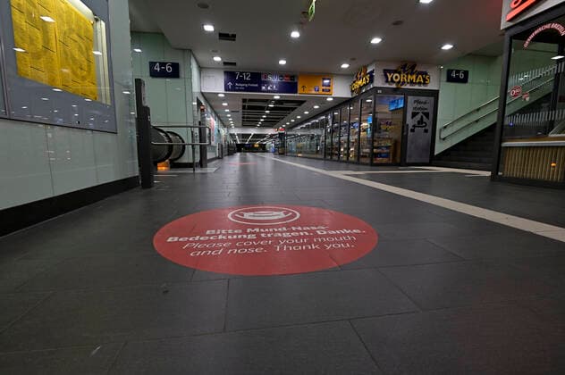 INFEKTIONEN CORONA-ANSTECKUNG MUND-UND NASENSCHUTZ CORONA -REGELN LOCKDOWN 3 CORONA- IMPFZENTRUM SCHUTZIMPFUNG Nächtliche Ausgangssperre im Zuge der anhaltenden Pandemie.Der leere Gänge im Essener Hauptbahnhof ( HBF ),Essen,Stadt im Ruhrgebiet im Bundesland Nordrhein-Westfalen ( NRW ),fotografiert am 25.04.2021. Â