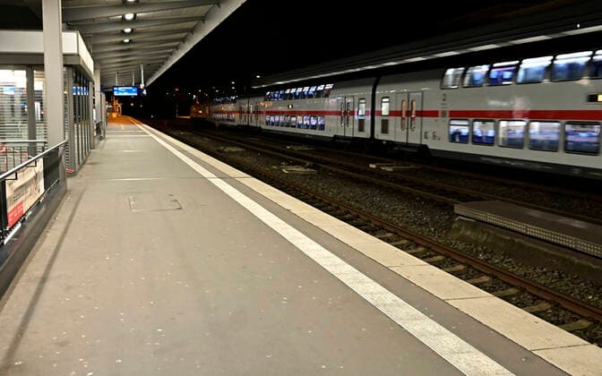 INFEKTIONEN CORONA-ANSTECKUNG MUND-UND NASENSCHUTZ CORONA -REGELN LOCKDOWN 3 CORONA- IMPFZENTRUM SCHUTZIMPFUNG Nächtliche Ausgangssperre im Zuge der anhaltenden Pandemie.Leere Bahnsteige im Essener Hauptbahnhof ( HBF ),Essen,Stadt im Ruhrgebiet im Bundesland Nordrhein-Westfalen ( NRW ),fotografiert am 25.04.2021. Â