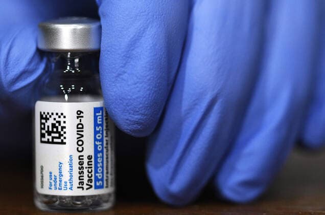 April 25, 2021, Orlando, Florida, United States: An Army nurse holds a vial of the Johnson & Johnson vaccine at the FEMA-supported COVID-19 vaccination site at Valencia State College on the first day the site resumed offering the Johnson & Johnson vaccine following the lifting of the pause ordered by the FDA and the CDC due to blood clot concerns..Most patients opted for the Pfizer vaccine which was also available. Orlando United States - ZUMAs197 20210425_zaa_s197_214 Copyright: xPaulxHennessyx