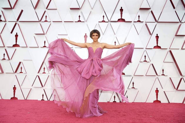 Bilder des Jahres 2021, Entertainment 04 April Entertainment Themen der Woche KW16 Entertainment Bilder des Tages Halle Berry on the red carpet of The 93rd OscarsÂ® at Union Station in Los Angeles, CA on Sunday, April 25, 2021. Los Angeles CA USA  Copyright: xMattxPetitx 34135535THA
