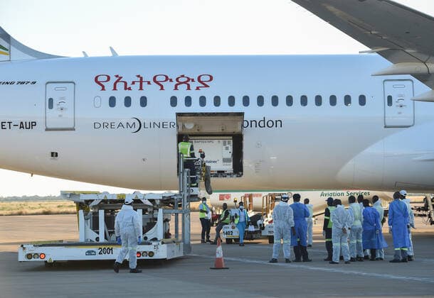 (210426) -- GABORONE, April 26, 2021 -- Staff members unload China-donated Sinovac COVID-19 vaccines at Sir Seretse Khama International Airport in Gaborone, Botswana, April 25, 2021. (Photo by Xinhua) BOTSWANA-GABORONE-CHINA-AIDED-COVID-19-VACCINE-ARRIVAL TshekisoxTebalo 