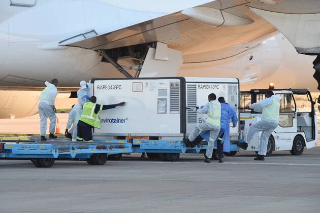 (210426) -- GABORONE, April 26, 2021 -- Staff members unload China-donated Sinovac COVID-19 vaccines at Sir Seretse Khama International Airport in Gaborone, Botswana, April 25, 2021. (Photo by Xinhua) BOTSWANA-GABORONE-CHINA-AIDED-COVID-19-VACCINE-ARRIVAL TshekisoxTebalo 