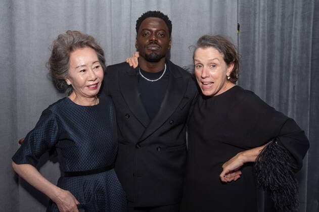 Bilder des Jahres 2021, Entertainment 04 April Entertainment Themen der Woche KW16 Entertainment Bilder des Tages April 25, 2021, Los Angeles, California, USA: Oscar Winners Yuh-Jung Youn, Daniel Kaluuya and Frances McDormand backstage during the live ABC Telecast of The 93rd Oscars at Union Station in Los Angeles. Los Angeles USA  - ZUMAz03_ 20210425_sso_z03_217 Copyright: xMattxPetit AMPASx