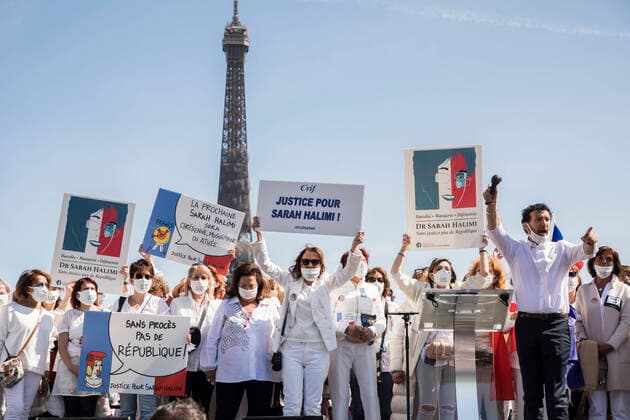Bilder des Jahres 2021, News 04 April News Themen der Woche KW16 News Bilder des Tages Frankreich, Demonstranten forden einen Gerichtsprozess nach dem Mord an Sarah Halimi in Paris Paris, France April 25, 2021 - Rally called by the representative council of Jewish Institutions in France (CRIF) following the decision of the Court of Cassation concerning the murderer of Sarah Halimi. The highest court of the judiciary rejected, on April 14, the appeal filed by Ms. Halimi s family against the 2019 decision of the Paris Court of Appeal, which had declared the man not criminally responsible on the basis of three expert reports. The Court of Cassation, while endorsing the anti-Semitic nature of the crime, confirmed the criminal irresponsibility of the murderer - Jonathan Behar NEWS, SARAH HALIMI, RASSEMBLEMENT POLITIQUE, MANIFESTATION, CRIF, INSTITUTIONS JUIVES DE FRANCE, JUIFS, ISRAEL, HEBREUX, RACISME, ANTIRACISME, SOCIE  Copyright: xVincentxIsorex