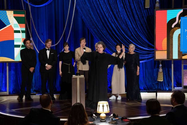 Peter Spears, Frances McDormand, Chloe Zhao, Mollye Asher, and Dan Janvey pose backstage with the Oscars for Best Picture during the live ABC Telecast of The 93rd Oscars at Union Station in Los Angeles, CA on Sunday, April 25, 2021. Los Angeles CA USA  Copyright: xToddxWawrychukx 341351038THA