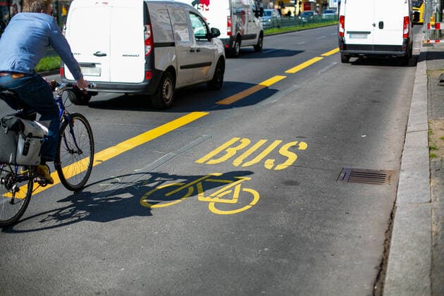 Pop Up-Radweg am Tempelhofer Damm, Da aufgrund von Baumaßnahmen der Linienverkehr der U6 zwischen Alt-Mariendorf und dem S+U Bahnhof Tempelhof unterbrochen ist, wurde ein Schienenersatzverkehr mit Bussen eingerichtet worden. Hierfür wurde am Tempelhofer Damm eine Busspur eingerichtet. Diese ist als Radweg und Busspur markiert worden. Berlin Tempelhof Berlin Deutschland