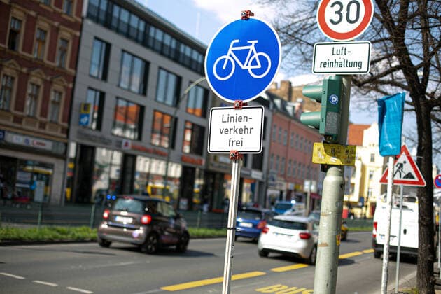 Pop Up-Radweg am Tempelhofer Damm, Da aufgrund von Baumaßnahmen der Linienverkehr der U6 zwischen Alt-Mariendorf und dem S+U Bahnhof Tempelhof unterbrochen ist, wurde ein Schienenersatzverkehr mit Bussen eingerichtet worden. Hierfür wurde am Tempelhofer Damm eine Busspur eingerichtet. Diese ist als Radweg und Busspur markiert worden. Berlin Tempelhof Berlin Deutschland