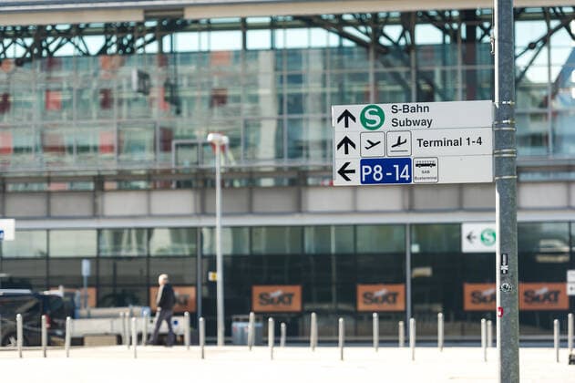 Flughafen Stuttgart. Flughafen Stuttgart in der Corona Zeit wie leergefegt, nur sehr wenige Passagiere unterwegs, Geschaefte und Reisebueros sind geschlossen. Check in Schalter sind nicht besetzt. Nicht mehr so viele Starts und Landungen am Tag. Stuttgart Baden-Wuerttemberg Deutschland Copyright: xMaxxKovalenkox