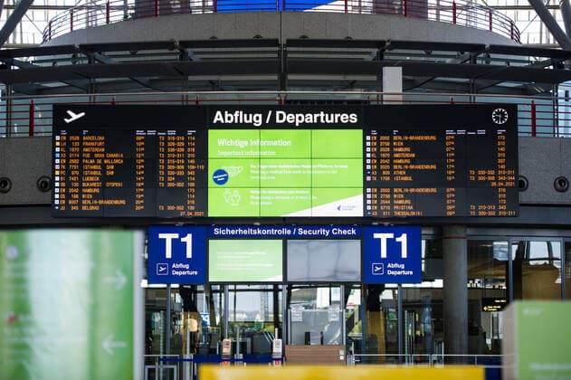 Flughafen Stuttgart. Flughafen Stuttgart in der Corona Zeit wie leergefegt, nur sehr wenige Passagiere unterwegs, Geschaefte und Reisebueros sind geschlossen. Check in Schalter sind nicht besetzt. Nicht mehr so viele Starts und Landungen am Tag. Stuttgart Baden-Wuerttemberg Deutschland Copyright: xMaxxKovalenkox