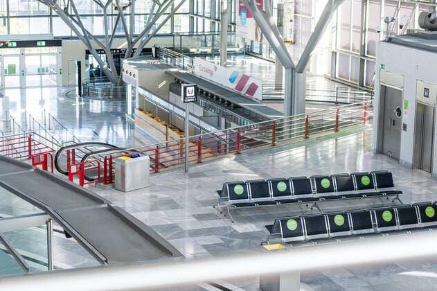 Flughafen Stuttgart. Flughafen Stuttgart in der Corona Zeit wie leergefegt, nur sehr wenige Passagiere unterwegs, Geschaefte und Reisebueros sind geschlossen. Check in Schalter sind nicht besetzt. Nicht mehr so viele Starts und Landungen am Tag. Stuttgart Baden-Wuerttemberg Deutschland Copyright: xMaxxKovalenkox