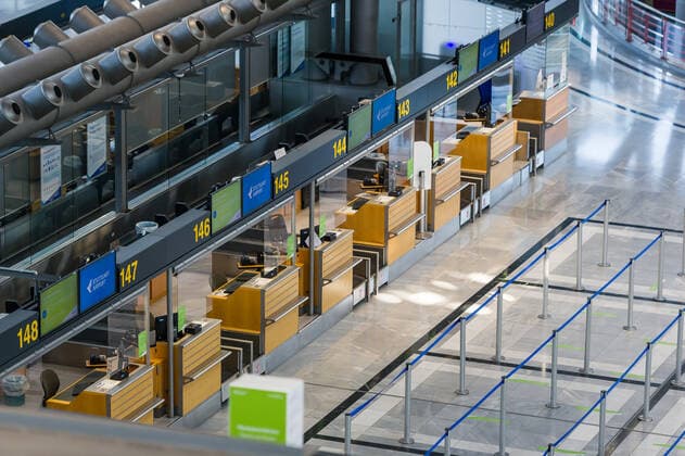 Flughafen Stuttgart. Flughafen Stuttgart in der Corona Zeit wie leergefegt, nur sehr wenige Passagiere unterwegs, Geschaefte und Reisebueros sind geschlossen. Check in Schalter sind nicht besetzt. Nicht mehr so viele Starts und Landungen am Tag. Stuttgart Baden-Wuerttemberg Deutschland Copyright: xMaxxKovalenkox