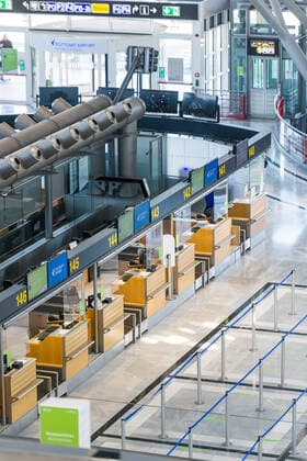 Flughafen Stuttgart. Flughafen Stuttgart in der Corona Zeit wie leergefegt, nur sehr wenige Passagiere unterwegs, Geschaefte und Reisebueros sind geschlossen. Check in Schalter sind nicht besetzt. Nicht mehr so viele Starts und Landungen am Tag. Stuttgart Baden-Wuerttemberg Deutschland Copyright: xMaxxKovalenkox