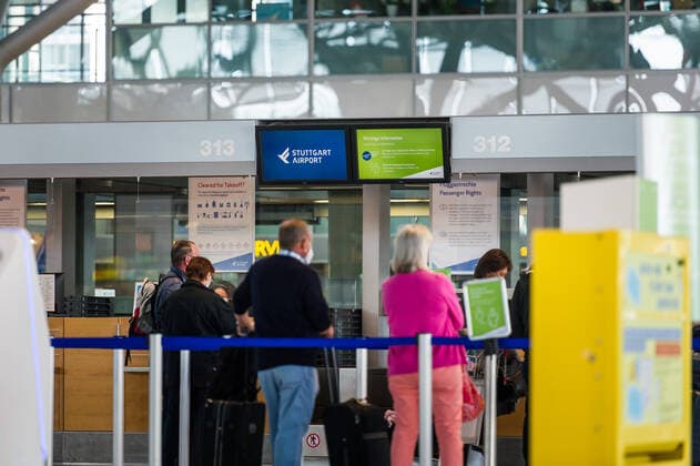 Flughafen Stuttgart. Flughafen Stuttgart in der Corona Zeit wie leergefegt, nur sehr wenige Passagiere unterwegs, Geschaefte und Reisebueros sind geschlossen. Check in Schalter sind nicht besetzt. Nicht mehr so viele Starts und Landungen am Tag. Stuttgart Baden-Wuerttemberg Deutschland Copyright: xMaxxKovalenkox