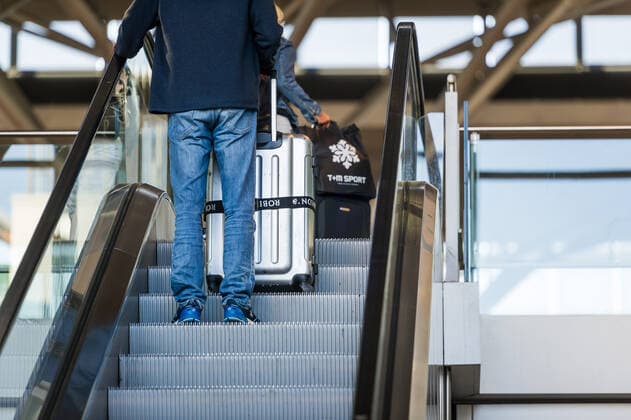 Flughafen Stuttgart. Flughafen Stuttgart in der Corona Zeit wie leergefegt, nur sehr wenige Passagiere unterwegs, Geschaefte und Reisebueros sind geschlossen. Check in Schalter sind nicht besetzt. Nicht mehr so viele Starts und Landungen am Tag. Stuttgart Baden-Wuerttemberg Deutschland Copyright: xMaxxKovalenkox