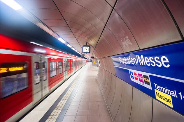 Flughafen Stuttgart. Flughafen Stuttgart in der Corona Zeit wie leergefegt, nur sehr wenige Passagiere unterwegs, Geschaefte und Reisebueros sind geschlossen. Nicht mehr so viele Starts und Landungen am Tag. Hier: S Bahn Haltestelle Flughafen Messe, fast keine Fahrgaeste steigen aus. Stuttgart Baden-Wuerttemberg Deutschland Copyright: xMaxxKovalenkox