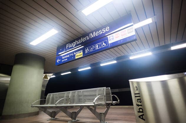 Flughafen Stuttgart. Flughafen Stuttgart in der Corona Zeit wie leergefegt, nur sehr wenige Passagiere unterwegs, Geschaefte und Reisebueros sind geschlossen. Nicht mehr so viele Starts und Landungen am Tag. Hier: S Bahn Haltestelle Flughafen Messe, fast keine Fahrgaeste steigen aus. Stuttgart Baden-Wuerttemberg Deutschland Copyright: xMaxxKovalenkox