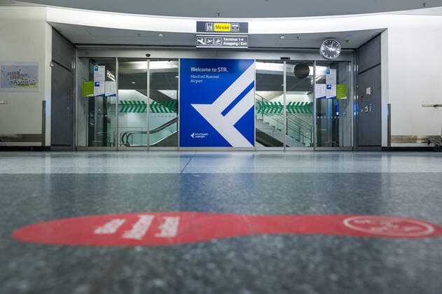 Flughafen Stuttgart. Flughafen Stuttgart in der Corona Zeit wie leergefegt, nur sehr wenige Passagiere unterwegs, Geschaefte und Reisebueros sind geschlossen. Nicht mehr so viele Starts und Landungen am Tag. Hier: S Bahn Haltestelle Flughafen Messe, fast keine Fahrgaeste steigen aus. Stuttgart Baden-Wuerttemberg Deutschland Copyright: xMaxxKovalenkox