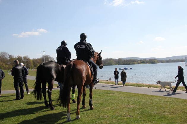 Inzidenzwert von 331,8: Salzgitter weiter trauriger Spitzenreiter in Niedersachsen - Sommerwetter lockt Besucher an Salzgitter-See- Polizei zeigt Präsenz Die kreisfreie Stadt Salzgitter ist derzeit trauriger Spitzenreiter bei der Inzidenz in Niedersachsen (Stand 26.04.2021, 09:00 Uhr).Auch landesweit setzt sich der Trend fort. 127,3 pro 100.000 Ansteckungen vermeldeten die Behörden am Freitag. Viele Bürger sehen dementsprechend die Entwicklung mit Sorge und zeigen Unverständnis für Mitmenschen, die sich offenbar nicht an die Regeln halten. Die Polizei und das Ordnungsamt zeigt in Salzgitter vermehrt Präsenz und droht empfindlich mit Ordnungswidrigkeitsverfahren bei Nichteinhaltung der Regeln. (Foto Pressesprecher Polizeiinspektion Sa Copyright: xMartinxDziadekx