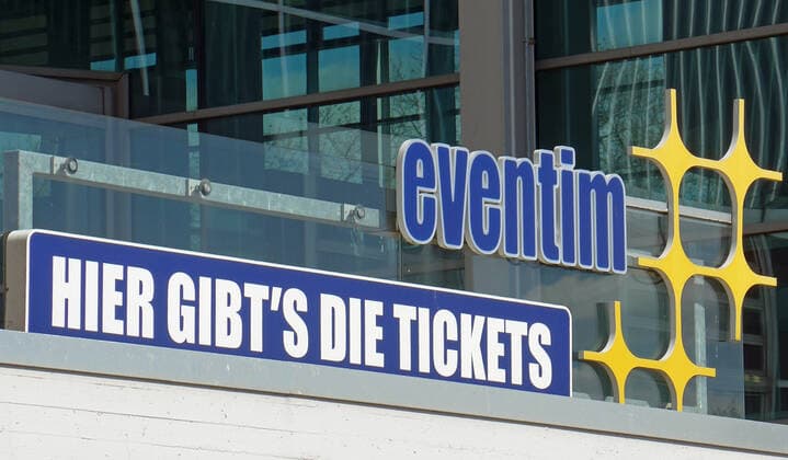Der Ticketshop des Ticketvermarkters CTS Eventim in der ÖVB-Arena Bremen - wegen der Corona-Pandemie seit 2020 geschlossen.