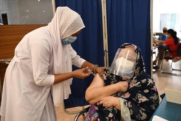News Bilder des Tages April 26, 2021, Dhaka, Bangladesh: A woman receives the 2nd dose of Covishield covid-19 vaccine during the vaccination drive at Bangabandhu Sheikh Mujib Medical University Hospital (BSMMU)..The nationwide inoculation drive against the coronavirus has begun with hopes of spurring a quick recovery from the COVID-19 pandemic. As many as 1,015 hospitals and health centers across Bangladesh will administer the vaccine. Dhaka Bangladesh - ZUMAs197 20210426_zaa_s197_042 Copyright: xPiyasxBiswasx