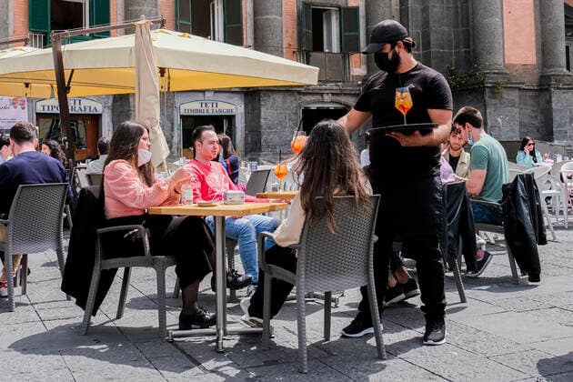 Italy: reopen restaurants and Bar with table service outside. italy almost all yellow, the italian government with the latest dpcm of the draghi government gives the green light in the yellow zone to reopen bars and restaurants only with table service outside. tables with temperature detection spacing. the situation in naples today 26 april 2021, restaurants and bars full ABPH3466 Copyright: xAntonioxBalascox