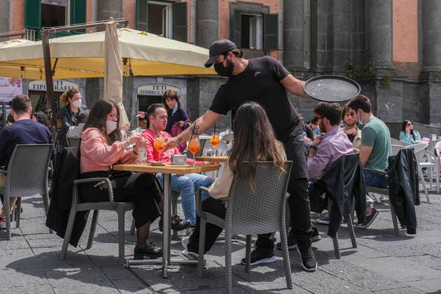 Italy: reopen restaurants and Bar with table service outside. italy almost all yellow, the italian government with the latest dpcm of the draghi government gives the green light in the yellow zone to reopen bars and restaurants only with table service outside. tables with temperature detection spacing. the situation in naples today 26 april 2021, restaurants and bars full ABPH3482 Copyright: xAntonioxBalascox