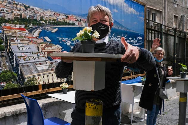 Italy: reopen restaurants and Bar with table service outside. Armando Scaturchio, in the Montesanto district of Naples, invented the removable table, handcrafted and placed on a stake. His business had no outdoor space to serve customers at the table, and the photos of this bar have become viral content on the web. ABPH3272 Copyright: xAntonioxBalascox