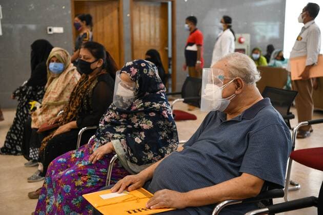 April 26, 2021, Dhaka, Bangladesh: People wait to receive the 2nd dose of Covishield covid-19 vaccine during the vaccination drive at Bangabandhu Sheikh Mujib Medical University Hospital (BSMMU)..The nationwide inoculation drive against the coronavirus has begun with hopes of spurring a quick recovery from the COVID-19 pandemic. As many as 1,015 hospitals and health centers across Bangladesh will administer the vaccine. Dhaka Bangladesh - ZUMAs197 20210426_zaa_s197_045 Copyright: xPiyasxBiswasx