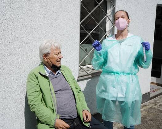 Foto Manuel Geisseronavirus,Covit-19. Bild : Corona-Test .Nasenabstrich Apotheke Tschupp Brugg AG .Neben Haupteingang Schweiz