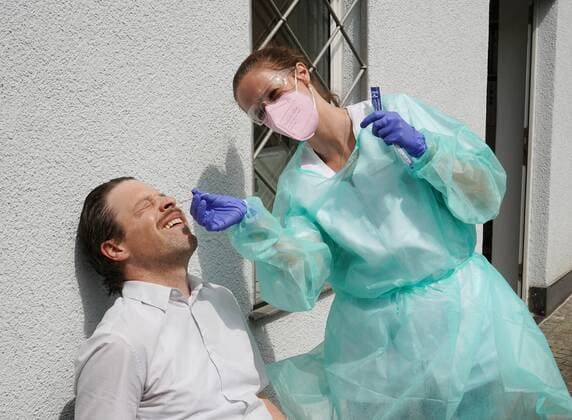 News Bilder des Tages Foto Manuel Geisseronavirus,Covit-19. Bild : Corona-Test .Nasenabstrich Apotheke Tschupp Brugg AG .Neben Haupteingang Schweiz