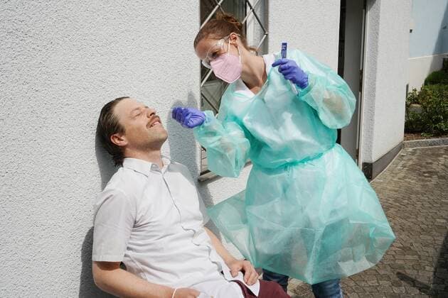 Foto Manuel Geisseronavirus,Covit-19. Bild : Corona-Test .Nasenabstrich Apotheke Tschupp Brugg AG .Neben Haupteingang Schweiz