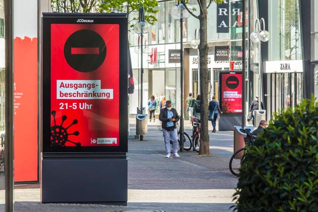 Nur wenige Menschen sind während der Coronapandemie im April 2021 in der Kölner Innenstadt zum Einkaufen unterwegs. Die meisten Geschäfte sind geschlossen. Köln