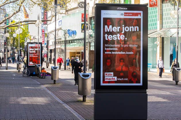 Nur wenige Menschen sind während der Coronapandemie im April 2021 in der Kölner Innenstadt zum Einkaufen unterwegs. Die Stadt ruft die Bürger dazu auf, sich regelmäßig testen zu lassen. Köln