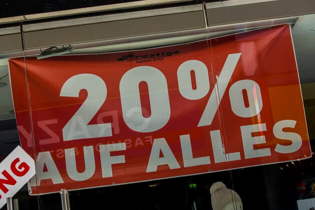 Nur wenige Menschen sind während der Coronapandemie im April 2021 in der Kölner Innenstadt zum Einkaufen unterwegs. Viele Geschäfte mussten bereits schließen. Köln