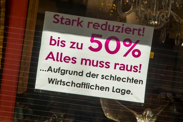 Nur wenige Menschen sind während der Coronapandemie im April 2021 in der Kölner Innenstadt zum Einkaufen unterwegs. Viele Geschäfte mussten bereits schließen. Köln