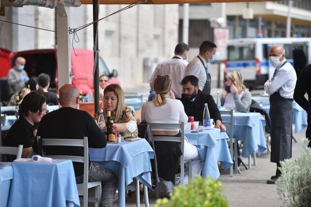 Foto IPP Felice De Martino Napoli 26 04 2021 Cronaca Campania in zona gialla. Riaprono al pubblico ristoranti e bar per consumare ai tavoli all aperto Nella foto: Riapertura ristoranti sul lungomare Italy Photo Press World Copyright