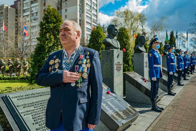 Bilder des Jahres 2021, News 04 April News Themen der Woche KW17 News Bilder des Tages April 26, 2021, Kiev, Kiev, Ukraine: A Chernobyl liquidator shows his respects in the memorial site about the Chernobyl catastrophe during the celebrations in Kiev of the 35th anniversary of the Chernobyl nuclear accident, Ukraine. Liquidators were workers called upon to deal with consequences of the 1986 Chernobyl nuclear disaster. Kiev Ukraine - ZUMAa131 20210426_zap_a131_010 Copyright: xCelestinoxArcexLavinx